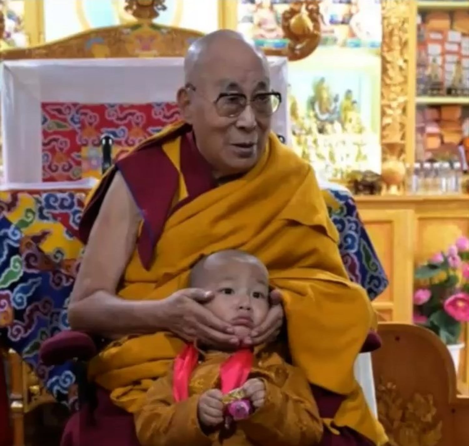 ༧སྐྱབས་རྗེ་རི་རྫོང་རིན་པོ་ཆེའི་ཡང་སྲིད་མཆོག་སྤྲུལ་མཆོག་གི་དབུ་སྐྲ་གཙུག་ཕུད་བཞེས་པ།
