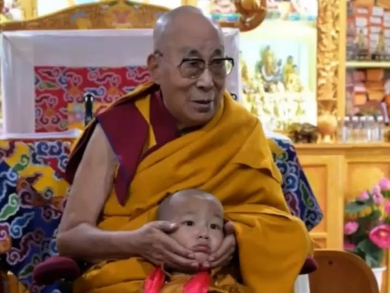 ༧སྐྱབས་རྗེ་རི་རྫོང་རིན་པོ་ཆེའི་ཡང་སྲིད་མཆོག་སྤྲུལ་མཆོག་གི་དབུ་སྐྲ་གཙུག་ཕུད་བཞེས་པ།