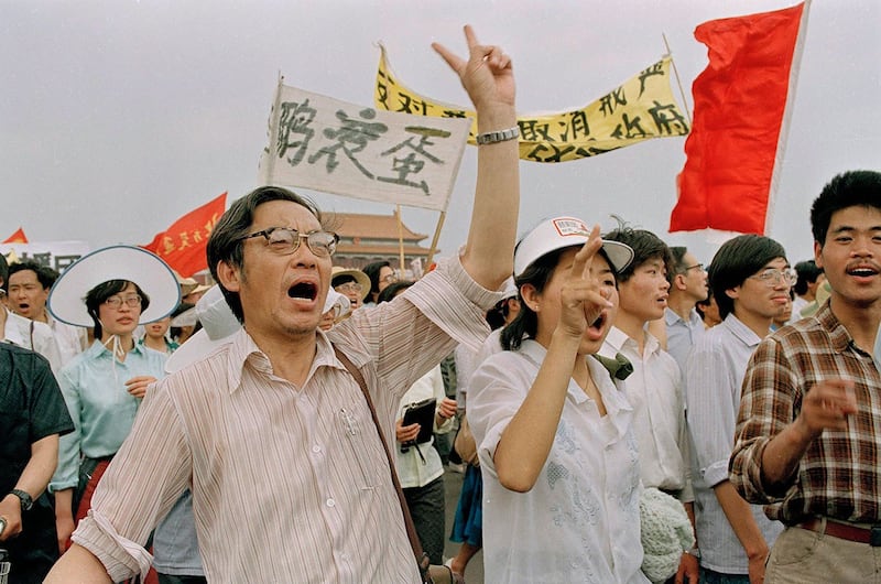1989年5月23日,参加游行的北京市民。(美联社)