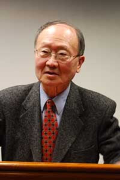 신상균 박사가 2011년 워싱턴 노인들에게 건강강좌를 하고 있다. RFA PHOTO/ 이현기 