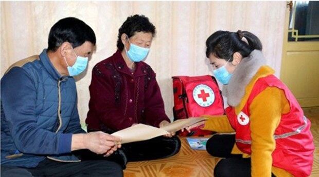 북한의 조선적십자회 자원봉사자들이 신종 코로나바이러스 감염증(코로나19) 대응을 위해 의료진과 협력 하에 지역 주민을 대상으로 위생선전 활동을 벌이고 있는 모습..