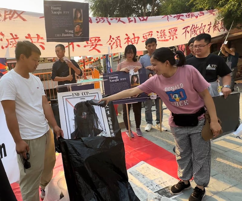 在本次活动中,人们向习近平像泼墨。(界立建提供)