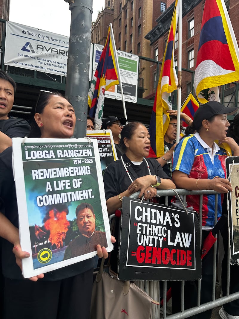 ཨ་རིའི་ནིའུ་ཡོག་གྲོང་ཁྱེར་གྱི་མཉམ་འབྲེལ་རྒྱལ་ཚོགས་ལས་ཁུངས་མདུན་དུ་ངོ་རྒོལ་སྐད་འབོད་ཀྱི་ལས་འགུལ་སྤེབཞིན་པ།