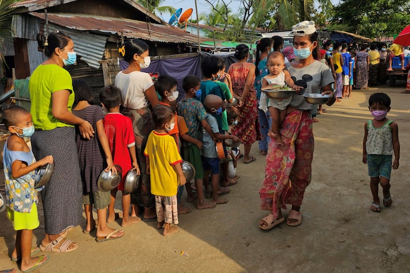 ရန်ကုန်တိုင်း၊ ဒဂုံဆိပ်ကမ်းမြို့နယ်မှာကိုကြီးနှင့်ညီအစ်ကိုမောင်နှမများပရဟိတအဖွဲ့ နံနက်စာအဟာရ ၂၀၂၃ ခုနှစ် မေ ၂၇ ရက်နေ့က လှူဒါန်းနေစဉ်။ (Photo : RFA)