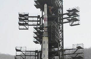사진은 지난 4월 8일 발사를 앞둔 북한 동창리 미사일 발사장에 장착된 광명성 3호(은하 3호). 