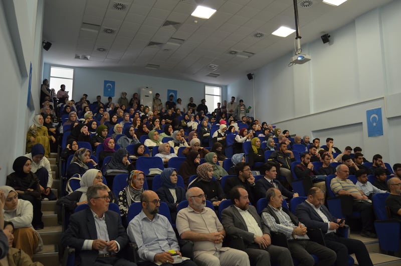 چاناققەلئە ئۇنىۋېرسىتېتىدا ئېچىلغان يىغىندىن كۆرۈنۈش. 2024-يىلى 22-ماي، چاناققەلئە.