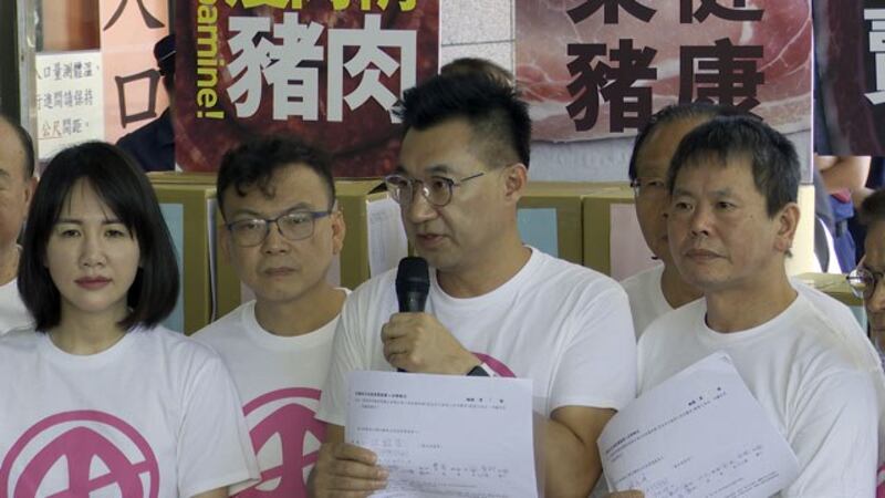 国民党主席江启臣称7成台湾民意反对含瘦肉精猪肉进口。(记者 李宗翰摄)