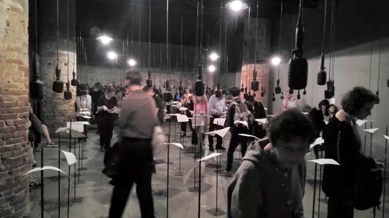 我的这首诗出现在“2019威尼斯双年展”上。属于印度艺术家Shilp Gupta的装置作品《For, in your tongue, I cannot fit》。一百位从7世纪至今的不同国家的诗人，写下的诗句印在被铁枝如利剑穿透的白纸上，并以100个麦克风不停地传出由多种语言的领读，众声和应如交响乐一般……艺术家说她创作这个作品是为了强调“当今我们自由表达权利的脆弱性”。（唯色提供）