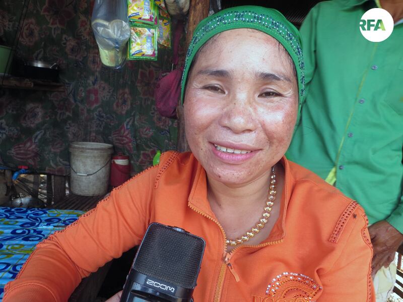 ពលរដ្ឋ​ចាម រស់​នៅ​ភូមិ​ចុងកោះ សង្កាត់​ផ្សារឆ្នាំង ក្រុង​កំពង់ឆ្នាំង លោកស្រី ម៉ាត់ អាស៊ី ផ្ដល់​បទសម្ភាសន៍​ដល់​អាស៊ីសេរី អំពី​ការ​រុះរើ​ផ្ទះសម្បែង កាល​ពី​ថ្ងៃ​ទី​៨ ខែ​កុម្ភៈ ឆ្នាំ​២០១៧។ RFA/Chin Chetha