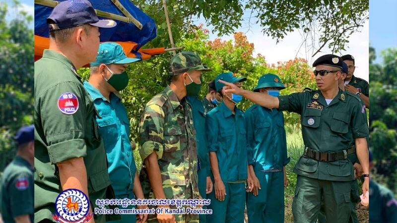 ឧត្ដមសេនីយ៍ ឈឿន សុចិត្ត (រូបចង្អុល) ស្នងការនគរបាលខេត្តកណ្ដាល ពេលចុះទៅប្រាប់ទាហានវៀតណាមឱ្យរុះរើតង់ស្នាក់នៅចំនួន ៩កន្លែង បោះនៅចំណុចដំបូកចែវ កាលពីថ្ងៃទី២៦ ខែមេសា ឆ្នាំ២០២០ ដែលជាតំបន់មិនទាន់បានឯកភាពគ្នាវាស់ចែកខណ្ឌសីមា និងបោះបង្គោលនៅឡើយ។