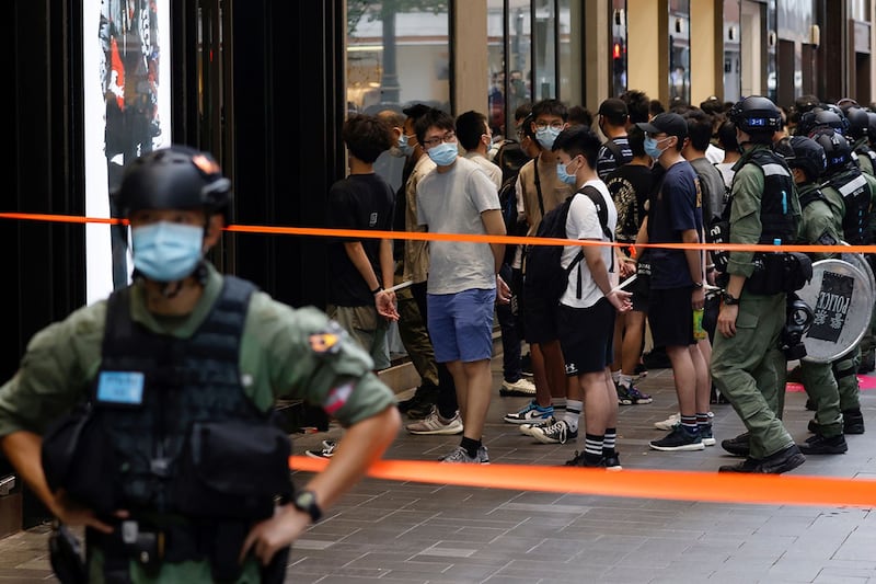2020 年 10 月 1 日,香港防暴警察拘押示威者。(路透社)