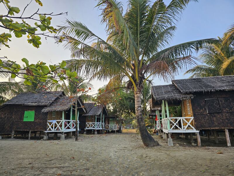 ဧရာ၀တီတိုင်း၊ ငပုတောမြို့နယ် ငရုတ်ကောင်းမြို့၊ နံ့သာပုကျေးရွာရှိ Royal Beach တည်းခိုခန်းအား ၂၀၂၄ ခုနှစ် ဖေဖော်ဝါရီလ ၁၄ ရက်နေ့က တွေ့ရစဉ်။ (Photo: RFA)