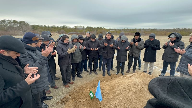 ئامېرىكادىكى تۇنجى ئەۋلاد ئۇيغۇر مۇھاجىرى، شەرقىي تۈركىستان داۋاسىنىڭ ھارماس جەڭچىسى غۇلامىدىن پاختانىڭ دەپنە مۇراسىمى كۆرۈنۈشلىرى. 2025-يىلى 20-فېۋرال، نيۇ-يورك