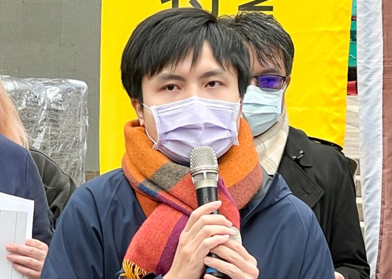 2021年12月30日,經濟民主連合研究員江旻諺:政府應放寬受迫害香港新聞工作者來台庇護申請。(鍾廣政 攝)
