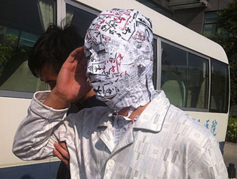 2013年1月8日，深圳行為藝術家杜應紅，以“有病就要醫生解決，否則情況會越來越嚴重”的題材，聲援南周。（杜應紅提供） 