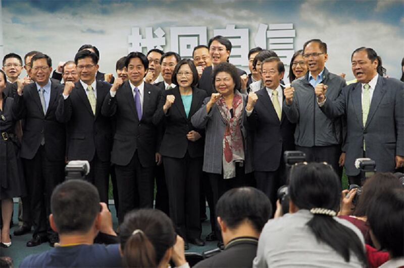 2015年4月15日,蔡英文帶領民進黨中執委高呼台灣加油口號。(粵語部鍾廣政攝)