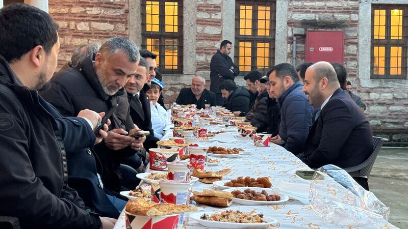 ئىستانبۇلدىكى شەرقىي تۈركىستان ۋەخپىسىنىڭ مەركىزىدە ئۆتكۈزۈلگەن ئىپتارلىشىش پائالىيىتى كۆرۈنۈشى. 2024-يىلى 16-مارت، ئىستانبۇل