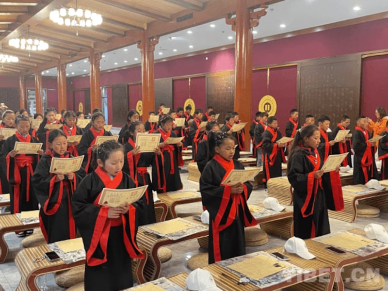 རྒྱ་ནག་གཞུང་གིས་བོད་ཕྲུག་ཁུང་ཙེའི་ཕ་ཡུལ་ལ་ཁྲིད་དེ་རྒྱ་མི་རིགས་ཀྱི་གནའ་བོའི་རིག་གཞུང་གི་སློབ་གསོ་གཏིང་ཟབ་སྤྲོད་བཞིན་ཡོད་འདུག