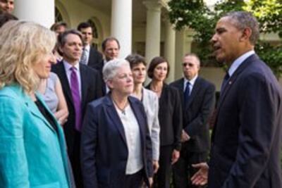 Tổng thống Barack Obama nói chuyện với nhân viên EPA về các tiêu chuẩn khí thải nhà máy điện, trong Vườn Hồng của Nhà Trắng, ngày 026/2014. Photo courtesy of whitehouse