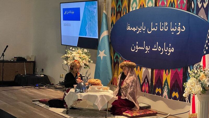 «مېھرىبان ئانا» (Ana Care) ئۇيغۇر ئانا تىل مەكتىپىدە «ئانا تىلىم-جان تىلىم» ناملىق پائالىيەتتىن كۆرۈنۈش. 2024-يىلى 25-فېۋرال، فەيرفاكس