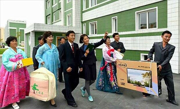 평양에 완공한 위성과학자주택지구에 입주하는 과학자와 기술자 가족의 모습. '아리랑' 상표가 찍힌 42인치 풀HD(FHD) LED TV 상자가 눈에 띈다.