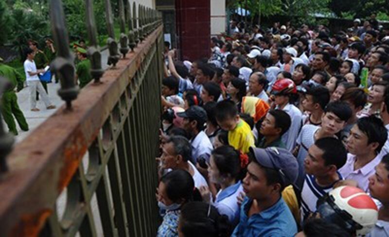 Các gia đình chờ đợi cho tù nhân được thả bên ngoài một cửa tại nhà tù Hoàng Tiến ở huyện Chí Linh, tỉnh Hải Dương cấp ngày 30 tháng 8 năm 2013.