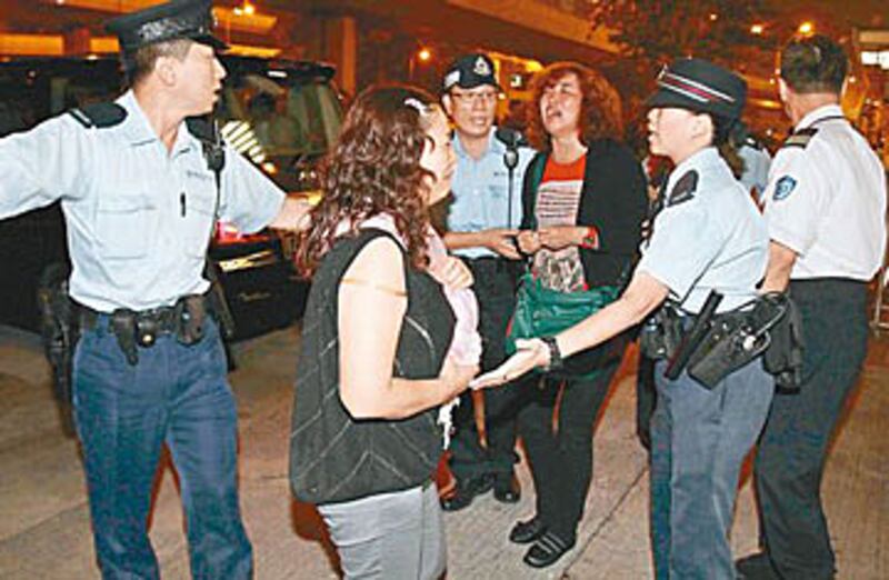 2012年11月13日，被深圳邊境人員拒絕入境的香港市民王艷，欲找中聯辦解釋，但發現信訪處張處長避而不見，雙方在街上追逐，其後要出動警員到場調解。（王艷提供）