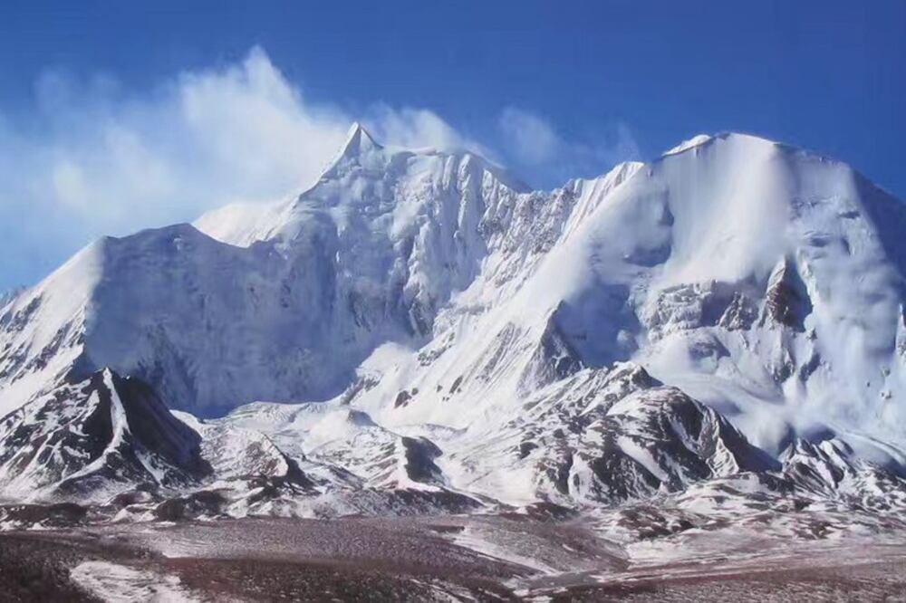 阿尼玛卿雪山,位于今青海省果洛藏族自治州玛沁县境内,是图伯特最为重要的神山之一,伟大的探险家约瑟夫·洛克(J·F·C Rock)在他于20世纪20年代游历果洛的日志中写道:“前来阿尼玛卿雪山朝圣转山的都必须徒步,高僧大德也得下马转山。”(唯色提供)