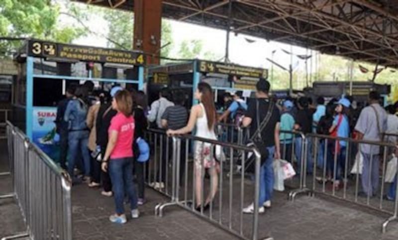 Quầy làm thủ tục xuất nhập cảnh tại cửa khẩu Thái Lan. Courtesy photo.