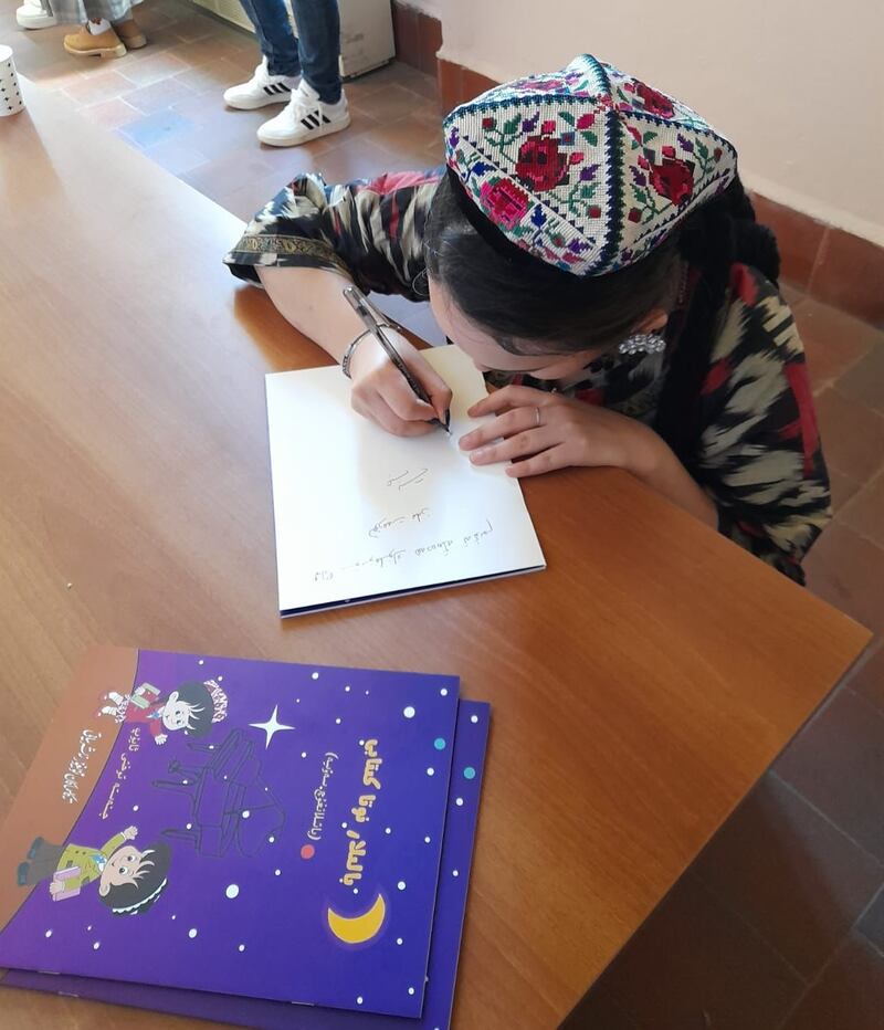 فىرانسىيەدە تۇرۇشلۇق ئۇيغۇر مۇزىكانت جىنەستە توختى ئايۇپ خانىمنىڭ بالىلار ئۈچۈن تۈزۈپ چىققان «بالىلار نوتا كىتابى» بىر ئۆسمۈرنىڭ ئۆگىنىش ئۈستىلىدە. 2022-يىلى ئىيۇل.