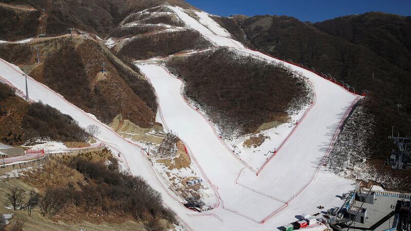 北京和河北为缺雪地带，奥运赛区大规模仰赖人造雪，白色雪道和苍黄山头形成对比，图为国家高山滑雪中心。（路透社）
