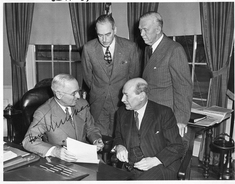 1950年12月6日,杜鲁门总统与艾德礼首相会谈时的情景。本照片上有杜鲁门总统的亲笔签名。(“杜鲁门图书馆”网站)