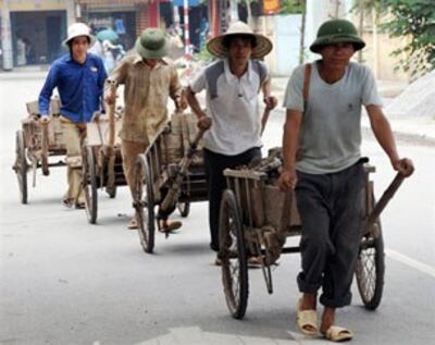 Lạm phát tăng cao, tăng trưởng giảm cùng với ảnh hưởng của khủng hoảng tài chính thế giới, đang gây nhiều khó khăn cho thành phần lao động nhập cư.