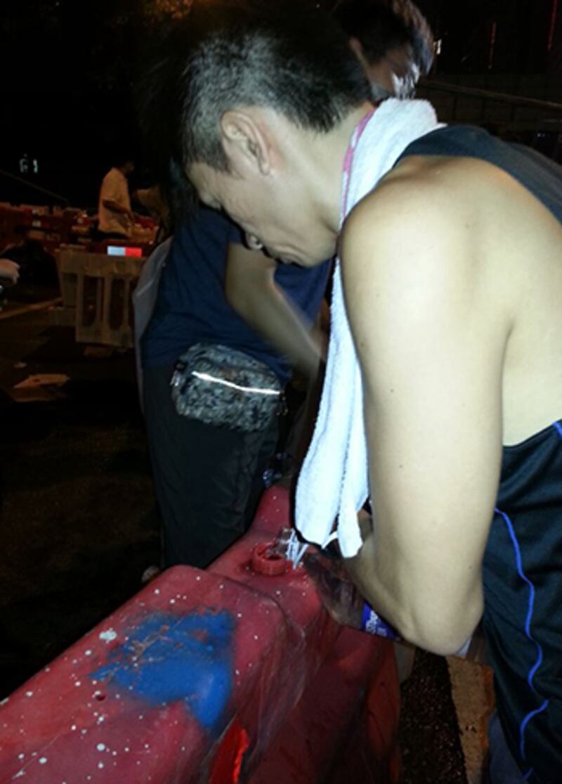 2014年10月3日晚，集會人士灌水馬防守，預備有人衝擊時作扺抗。(林靜攝)