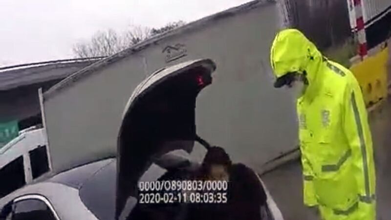 杭州与上海之间一高速公路检查站，公安查获一私家车后备箱藏人。（视频截图）