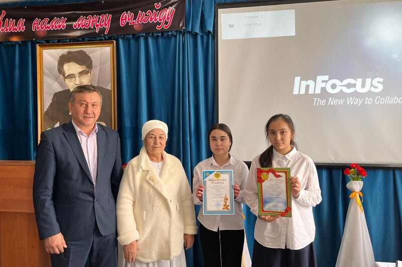 ئاتاقلىق ئۇيغۇر ئالىمى مۇرات ھەمرايېفنىڭ ۋاپاتىنىڭ 40 يىللىقىغا بېغىشلانغان «ئالىم نامى مەڭگۈ ئۆچمەيدۇ» ماۋزۇسىدا ئۆتكۈزۈلگەن ئوقۇغۇچىلار ئارىسىدا ئىلمىي لايىھە يېزىش مۇسابىقىسى پائالىيىتىدىن كۆرۈنۈش. 2023-يىلى 24-فېۋرال، ئالمۇتا.