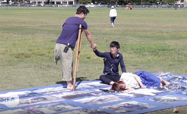 백악관 앞에서 꽃제비 연극 공연을 하고 있는 나우(NAUH) 회원들.