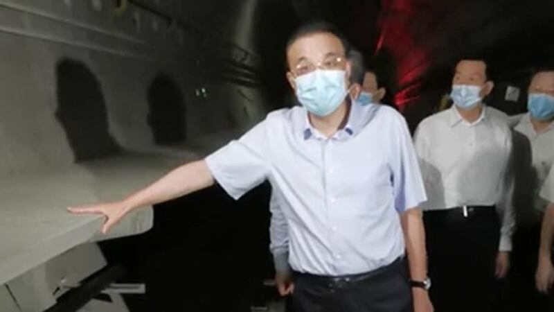 2021年8月18日，李克強到鄭州地鐵五號線事故現場視察。兩天后，國務院調查組抵達鄭州。（視頻截圖）