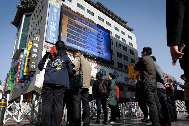 民众认为，受中美贸易战影响，中国经济下滑，国库不足，政府试图通过公务员炒股，稳定金融市场。（资料图/美联社）