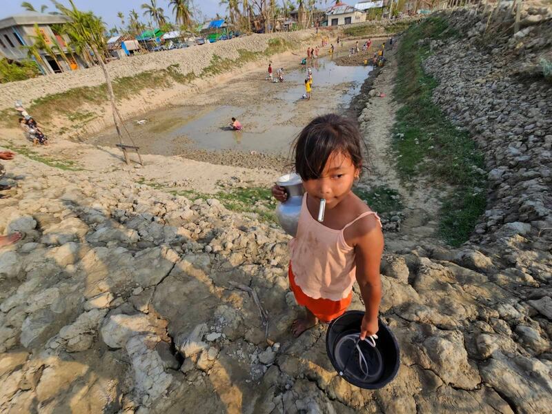 ရသေ့တောင်မြို့၊ ပြည်တော်သာကန်နှင့် မိုးရေဝင်ထားသည့်ကန်အချို့တွင် ညနေပိုင်း ရေခပ်ဆင်းနေကြသည်ကို ၂၀၂၃ ခုနှစ်၊ မေလ ၂၅ ရက်က တွေ့ရစဉ်။ Photo: RFA