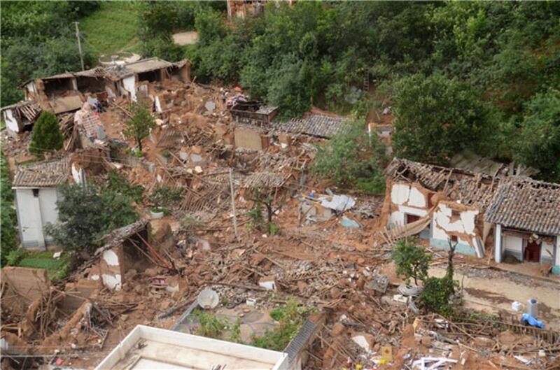 魯甸災區鳥瞰圖﹐民房倒塌受損嚴重。（long jun提供）