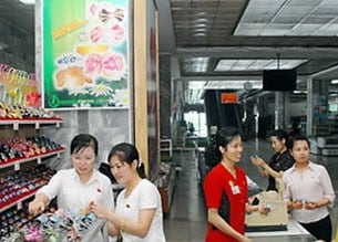 북한 최대 국영백화점인 평양 제1백화점 내부 모습. 여성들이 백화점 식품매대,의류, 가구매장 등을 둘러보고 있다.
