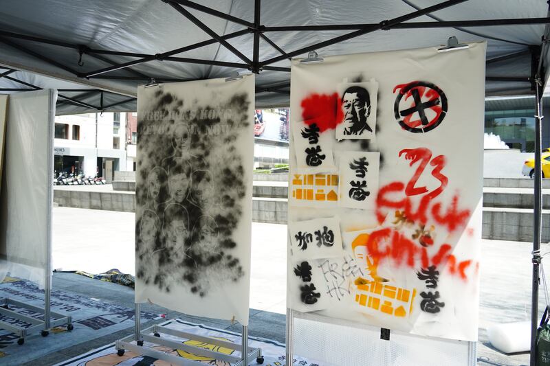 出席者自由地在白布上塗鴉。