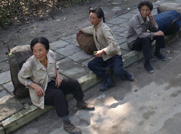 길가에서 쉬고 있는 북한 여성 노동자들.