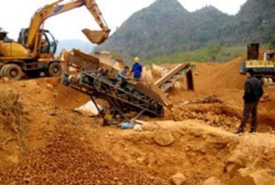 Điểm khai thác quặng bauxite lộ thiên, môi trường sinh thái không còn nữa sau khai thác. Photo courtesy bauxitevietnam.