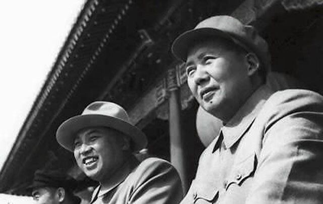사진은 1954년 10월 1일 열병식을 함께 지켜보는 김일성 전 북한 주석(오른쪽 둘째)과 마오쩌둥 전 중국 주석(오른쪽).