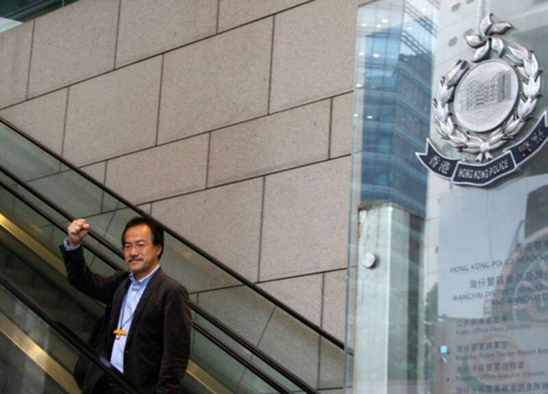 2015年3月4日,工黨立法會議員張超雄涉嫌“參與未經批准集結”到灣仔警察總部助查,之後被捕,張超雄其後獲警方釋放。 (張超雄提供)