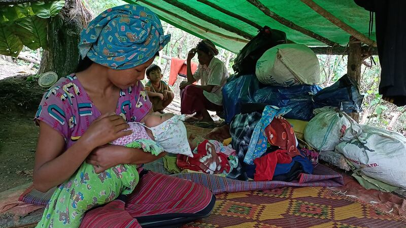 karenni-refugees-family.jpg