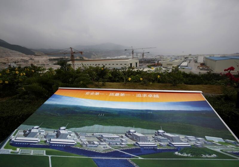 2013 年 10 月 17 日，中广核 (CGN) 运营的台山核电站展示在俯瞰施工现场的观景台上。 （路透社）