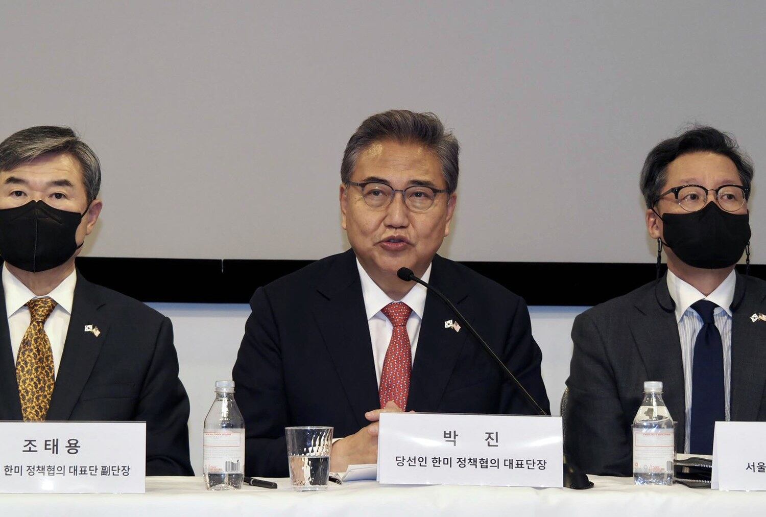 윤석열 대통령 당선인의 한미정책협의대표단 단장인 국민의힘 박진 의원(가운데)이 7일 미국 워싱턴DC에서 특파원 간담회를 하고 있다.